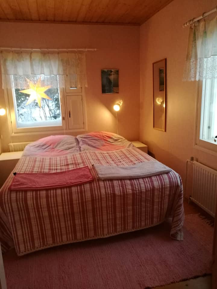 Საძინებელი დაბლა. საწოლზე მეხსიერების ქაფის პეტარი, რომელიც ადაპტირებულია საძინებელთან. Თავიდან შეიძლება თავი რთულად იგრძნოს, მაგრამ როცა სხეული მატრასს ათბობს, ის არბილებს. Საწოლი ორადგილიანი საწოლია, მისი განცალკევება ვერ მოხერხდება.