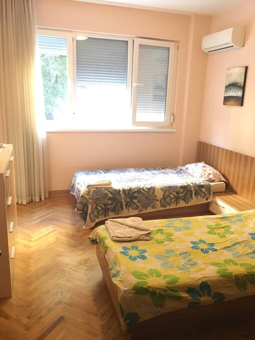 1st Room : 2 beds