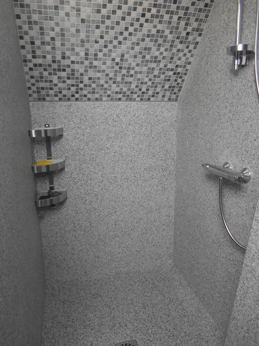 Douche à l'italienne.
