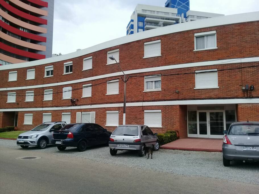Frente del edificio y lugares para estacionar.