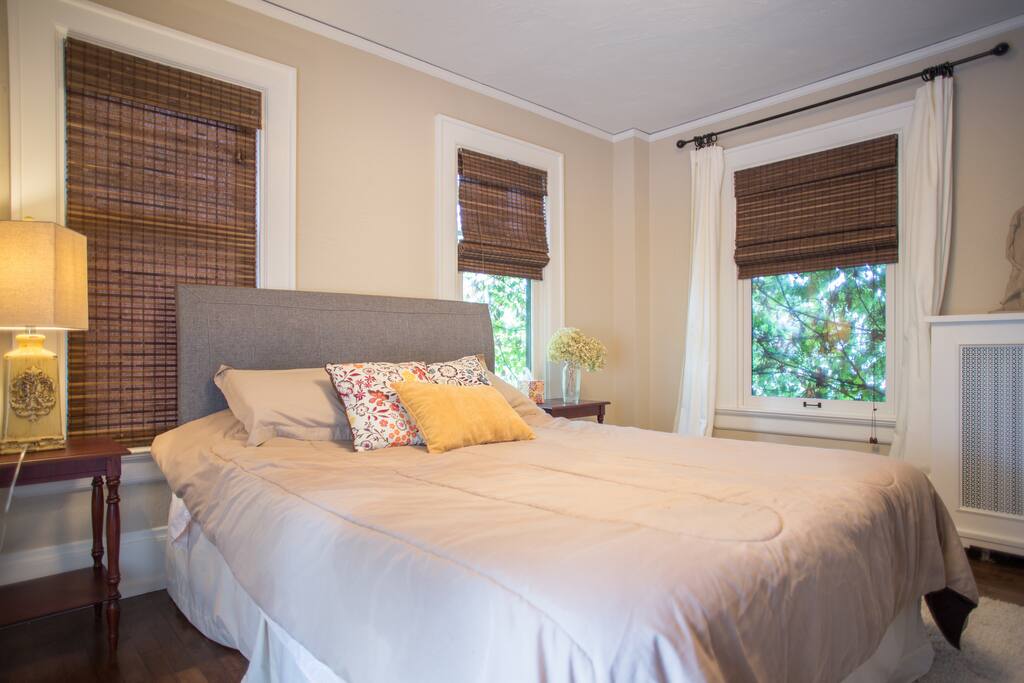 Master Bedroom with queen bed.