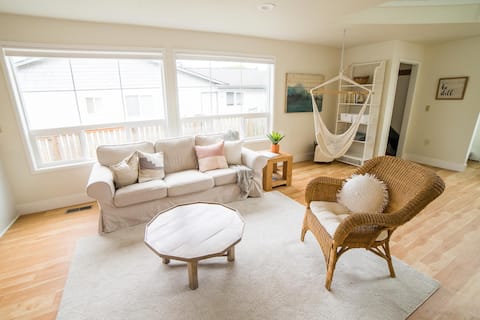 Walk downtown, bright & airy, quiet neighborhood