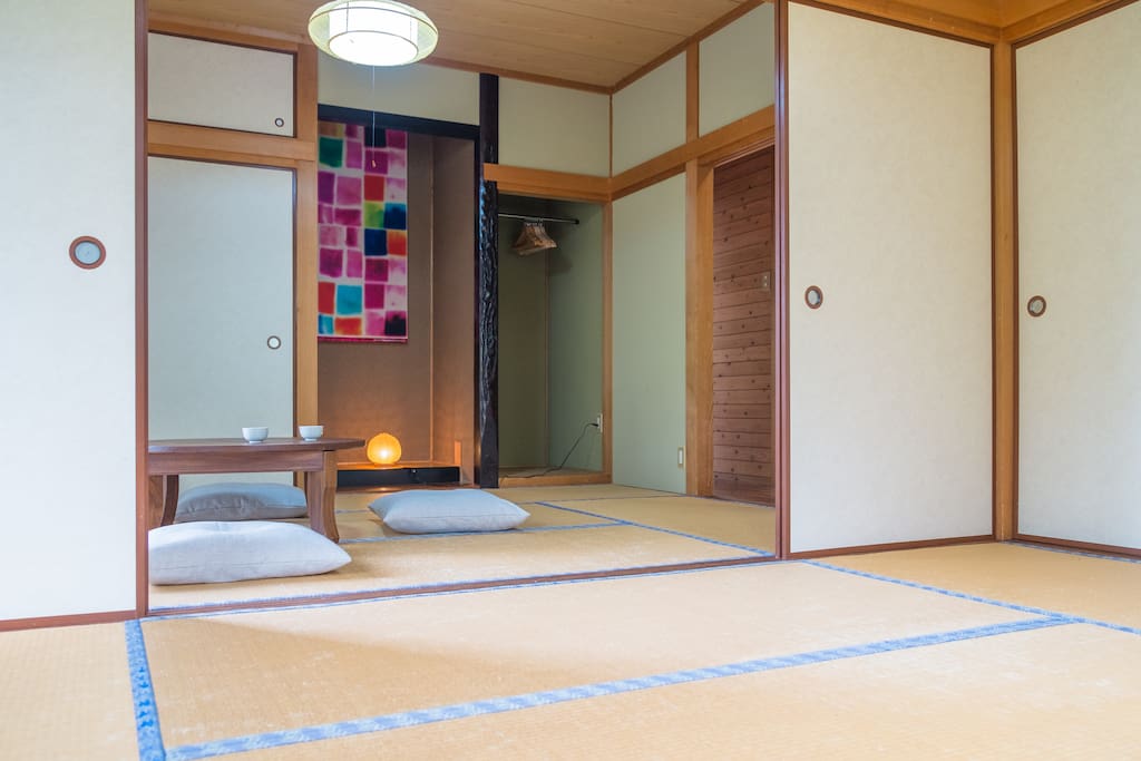 Central room with modern interiors.
中央の和室にはお洒落なインテリアを設置しています。