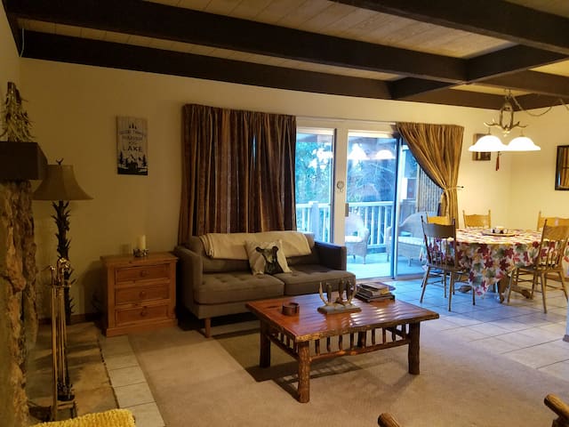 Woodsy condo with pool, grill, & lake/SUP passes