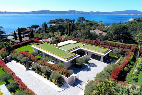 Prestigious new villa, sea view, walking distance to the beach