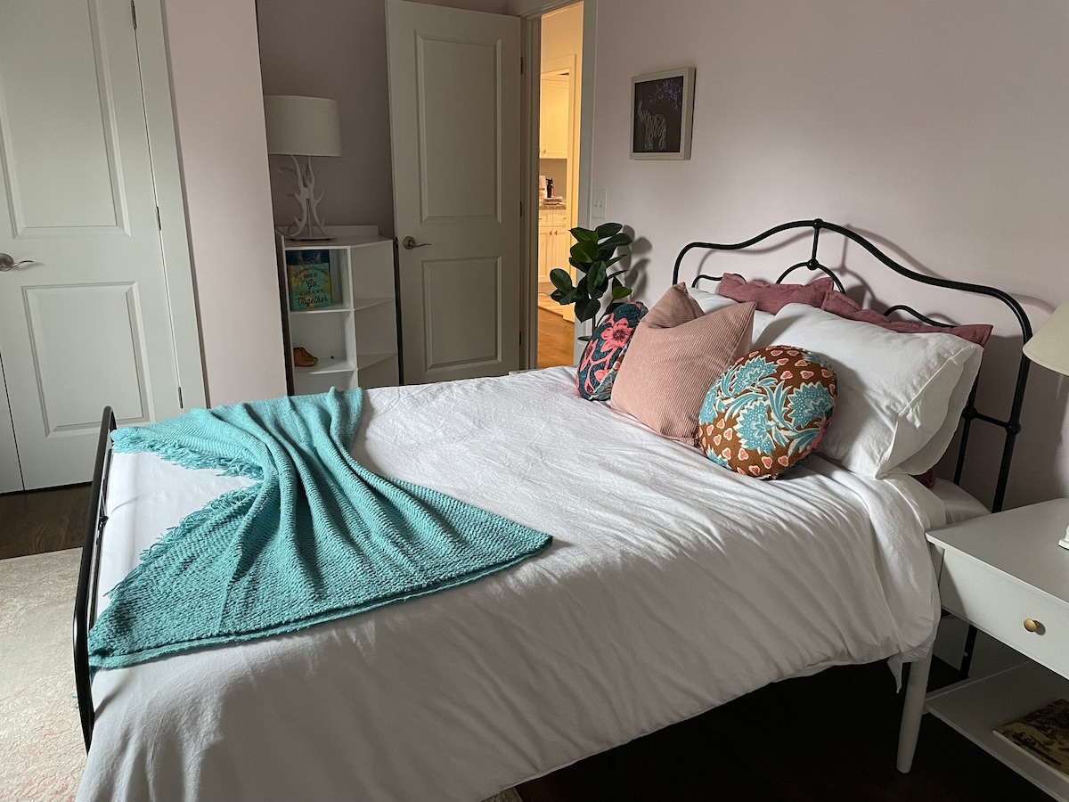 غرفة نوم للضيوف بسرير كامل وحمام داخلي كامل