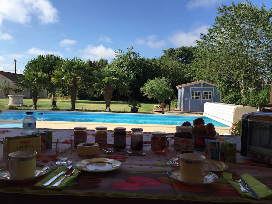 petit déjeuner face à la piscine. ou dans la chambre ,ou sur terrasse privative,ou dans notre salle à manger au choix.