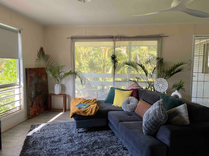 ‘The Retreat Moranbah’ Unwindpillow top luxury Houses for Rent in