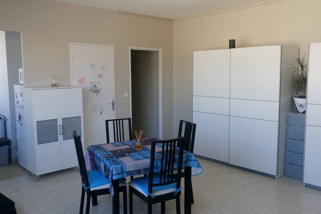 Grande armoire à disposition
table avec 2 rallonges