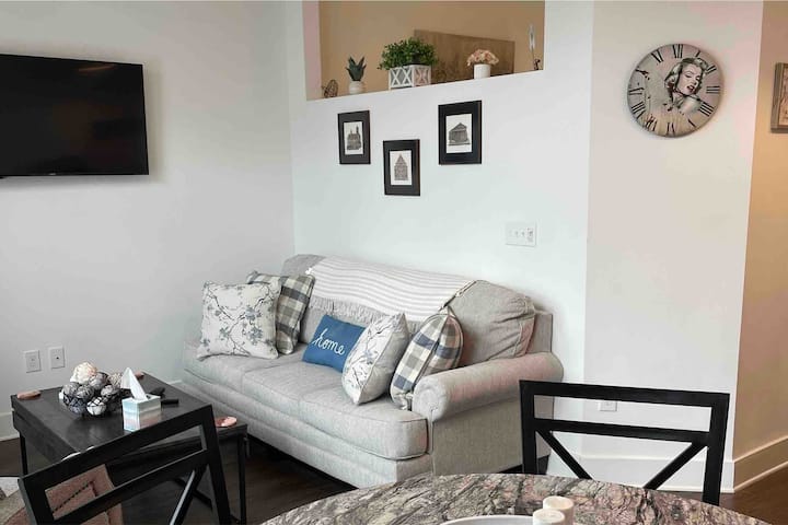 Cute&cozy/balcony
Top Floor/ Pool/gym/ Broadway! - Nashville, TN