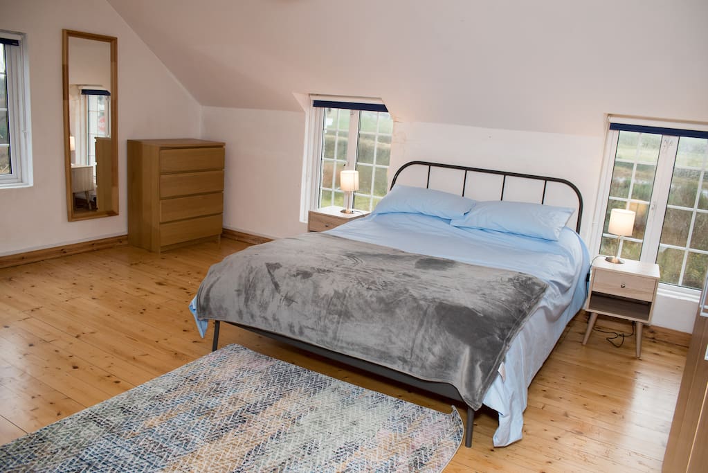 Kingsize bedroom upstairs