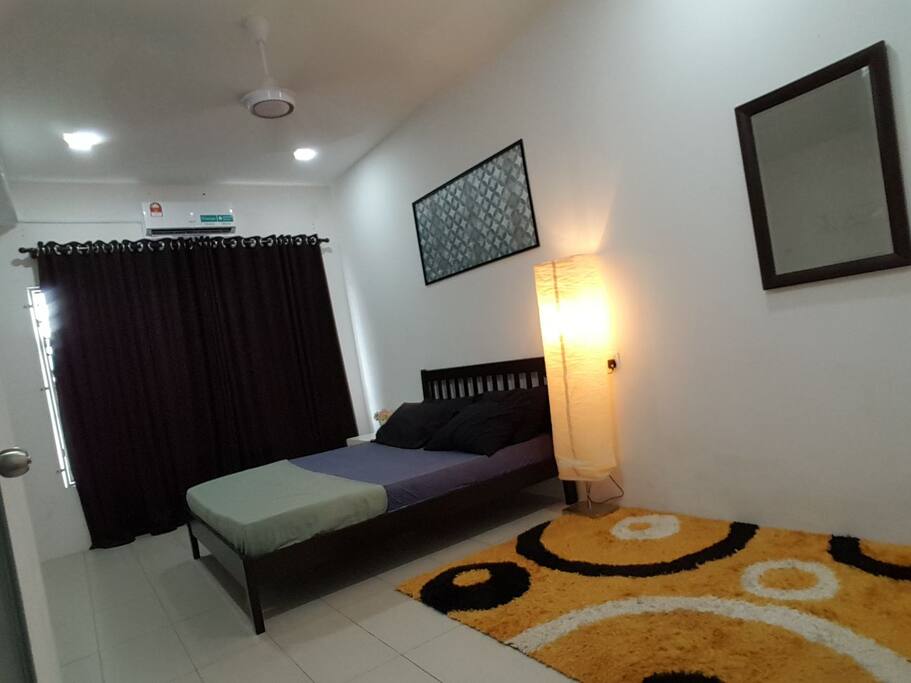 Master room. got 1 queen bed and 1 single bed + personal toilet. (Aircond and siling fan)