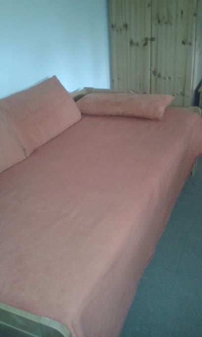 Kiefernholzbett 90 mal 200 cm auch zum Ausziehen zum Dopplebett