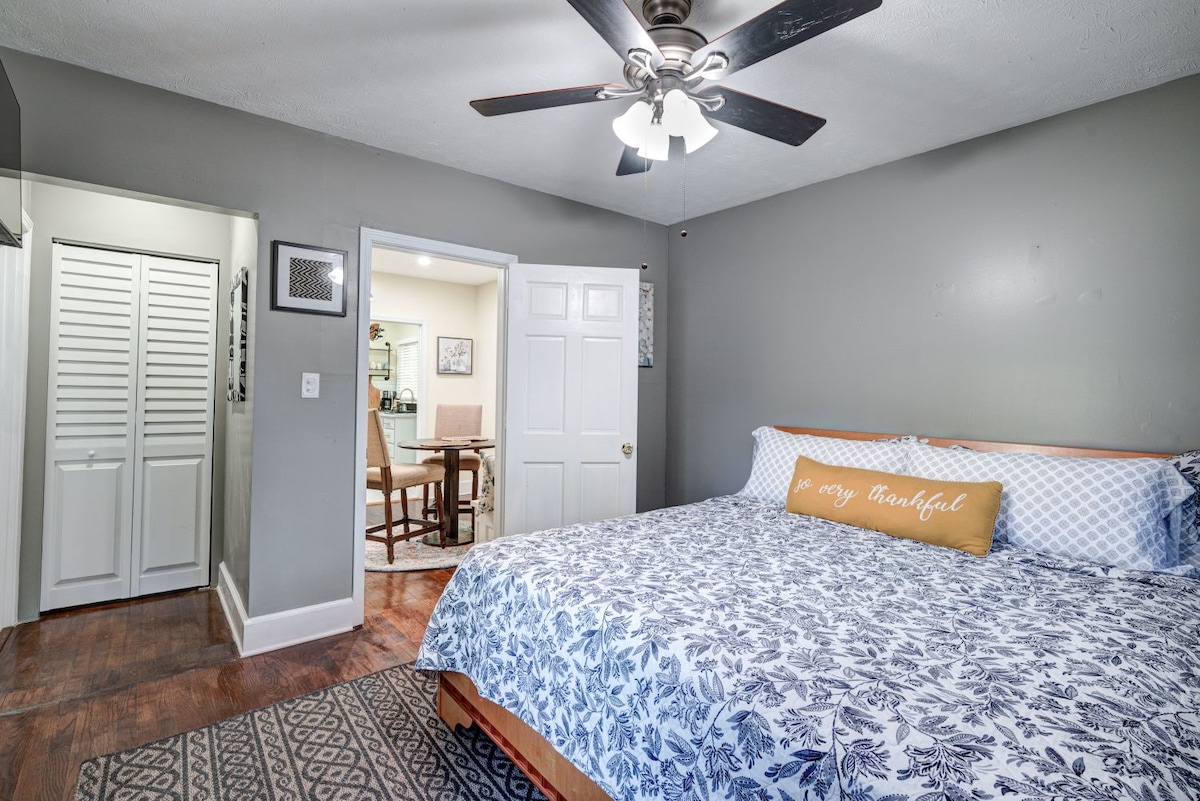 Основна/главна спална соба со брачен кревет и прицврстена бања.