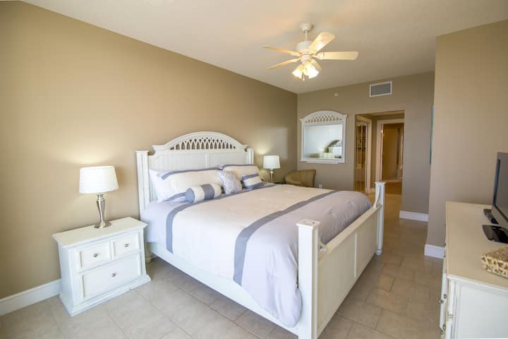 חדר שינה ראשי גדול. מיטת קינג סייז.