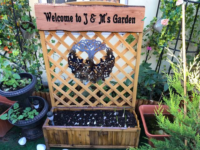 Central 4 bedroom house with garden free parking gallery image 3