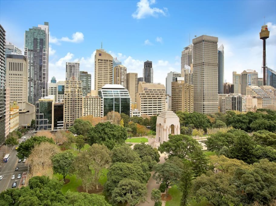 Hyde Park & city skyline view