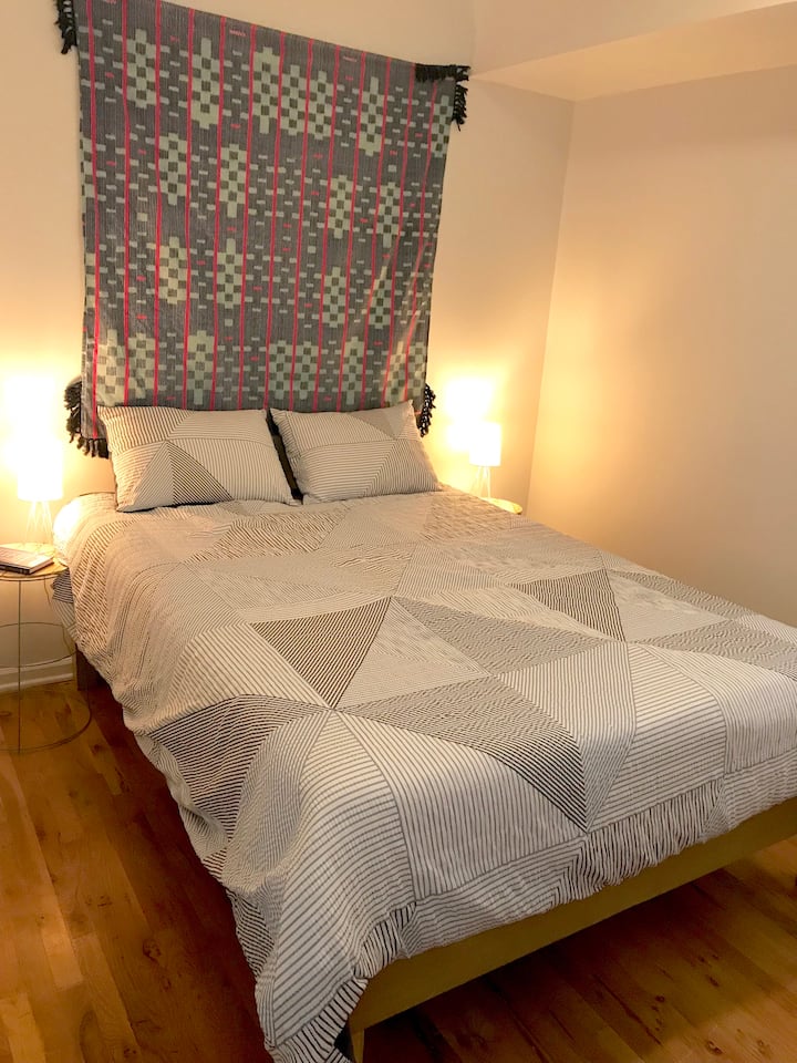 First bedroom, queen bed 