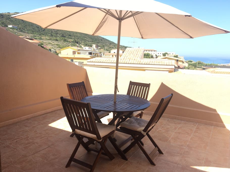 Secondo balcone - con sedia tavolo ombrellone e vista