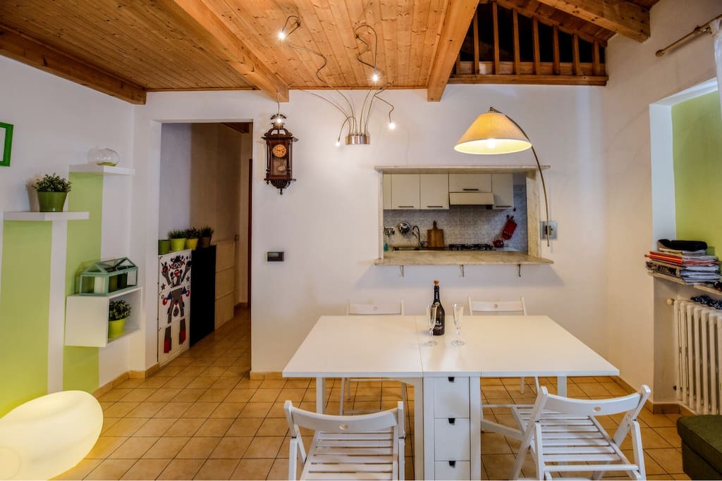 La cucina si affaccia direttamente sul living attraverso un accesso con piano all'americana