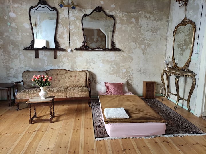 A single sleeping place in the front Gallery rooms, light flooded by the huge front windows (2x3 meter!!!)