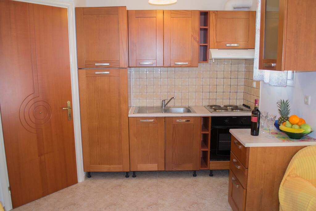 The fully equipped kitchen
