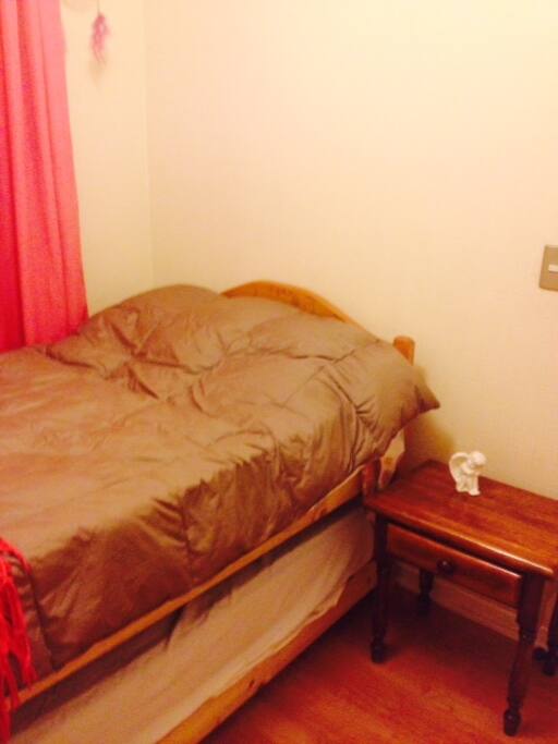 que hay un angelito en la habitacion, sobre el velador <3