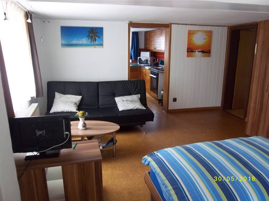 Das Sofa kann auch zum Bett aufgeklappt werden.