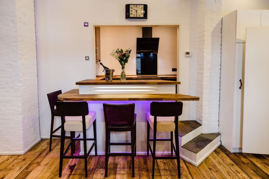 bar seating for 4