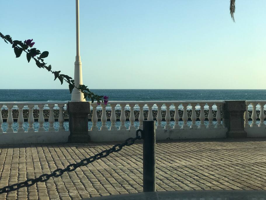 Paseo en frente de la casa con piscinas naturales