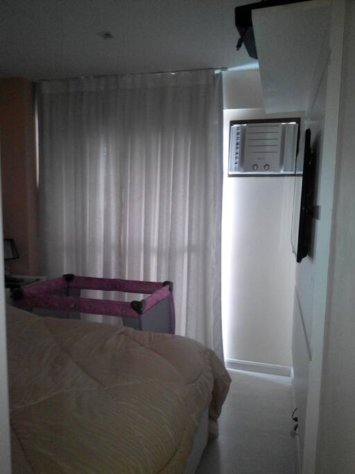 Ar, TV, cortinas tudo em perfeito estado.