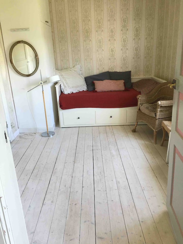 厨房后面有两张80张床的床头沙发。 通常用于「年龄较大的儿童」。