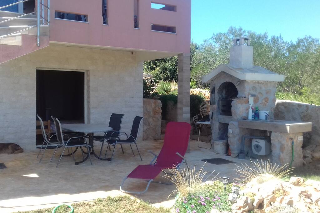 Apartement mit großer Terasse und Griller mit Outdoor-Küche