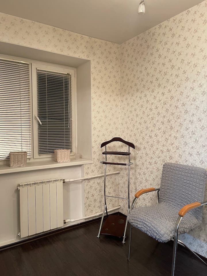 חדר שינה עם מיטה זוגית