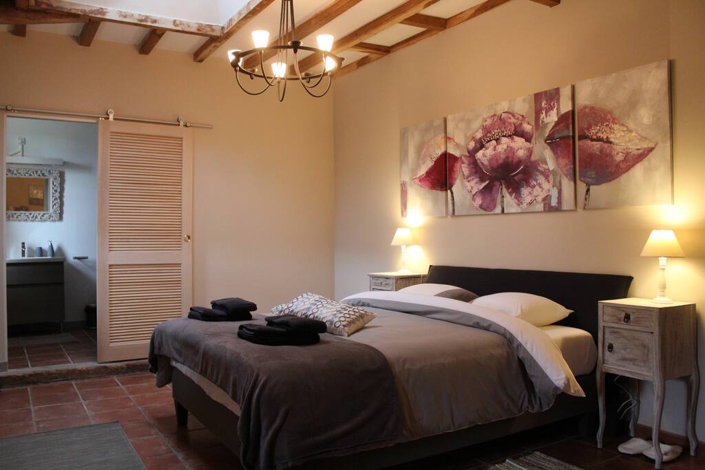 lit queen size 160x200cm avec matelas mémoire de forme