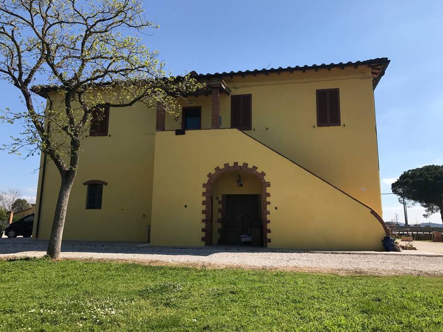 Esterno della "NANA GIALLA"