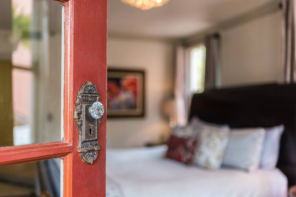 Welcome to the "Fitzgerald" lots of luxe and private entrance as well!
