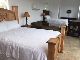 Amplio dormitorio individual con dos camas tamaño queen.