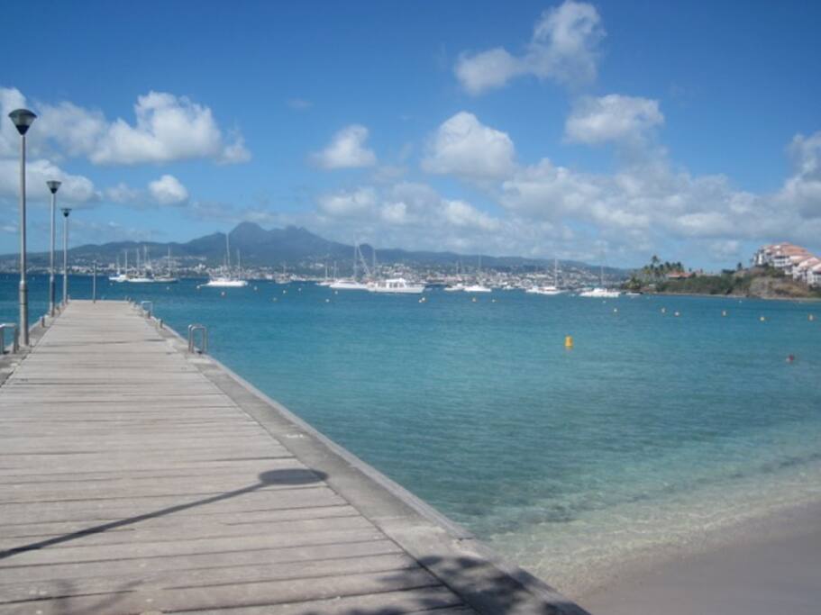 la plage de l'anse Mitan en face la résidence