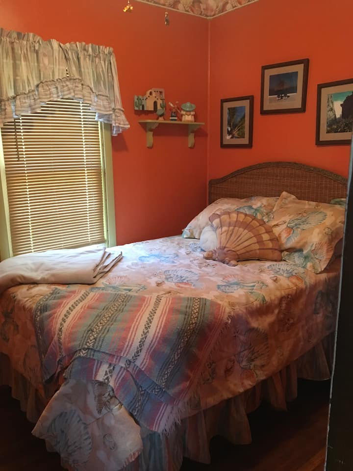 Dormitorio con conchas marinas.