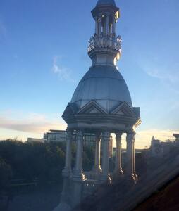 Pittoresque studio avec son clocher