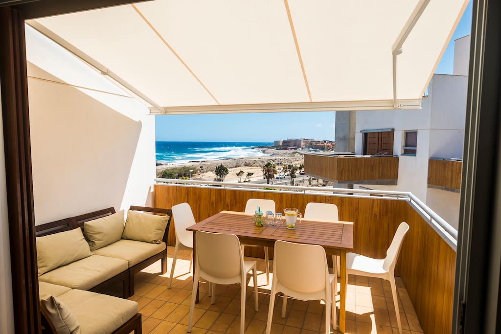 Die Terrasse mit automatischer Markise, die Schatten spendet, wenn es mal zu heiß ist in der Sonne. / The terrace with automatic sun-blind for the case that it is too warm in the sun.