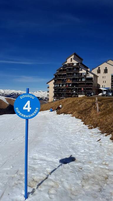 piste au pied de l'immeuble