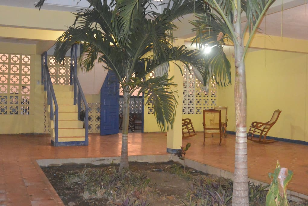 Sala con las típicas sillas mecedoras, cómodas y frescas.