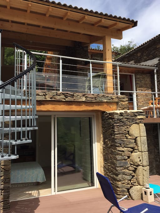 Une des 2 chambre donnant sur la piscine avec suite parentale et toilette à part