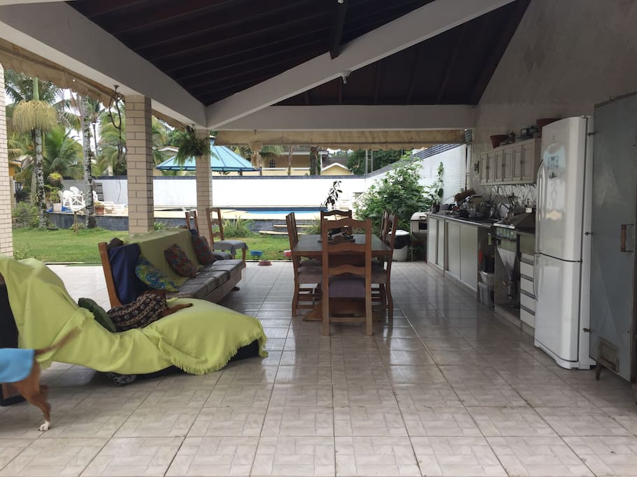 Area de alimentação, cozinha, geladeira, desitratador, fogao, churrasqueira, 2 pias, maquina de cafe espresso, liquidificador, utensílios.