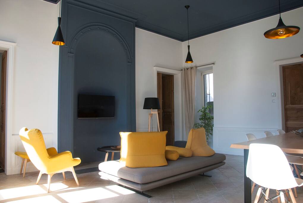 Cette pièce restaurée dans son volume d'origine, surprend au premier coup d'œil par son plafond gris cémentite et ses corniches à 4 mètres.