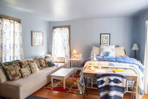 Spacious 2 BRM  at Oberlin College + Private Deck!
