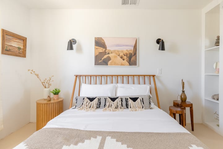 חדר שינה ראשי. מיטת קווין סייז עם מזרן קספר.