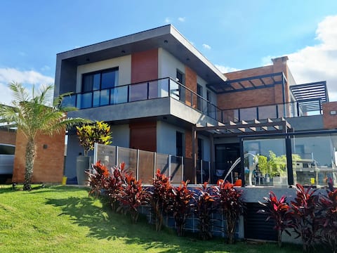 Airbnb em destaque: Real heated pool, linens, high standard! em Paranapanema